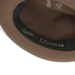 CAPPELLO MODELLO EUGENIO IN FELTRO MARRONE Con dettagli in seta marrone