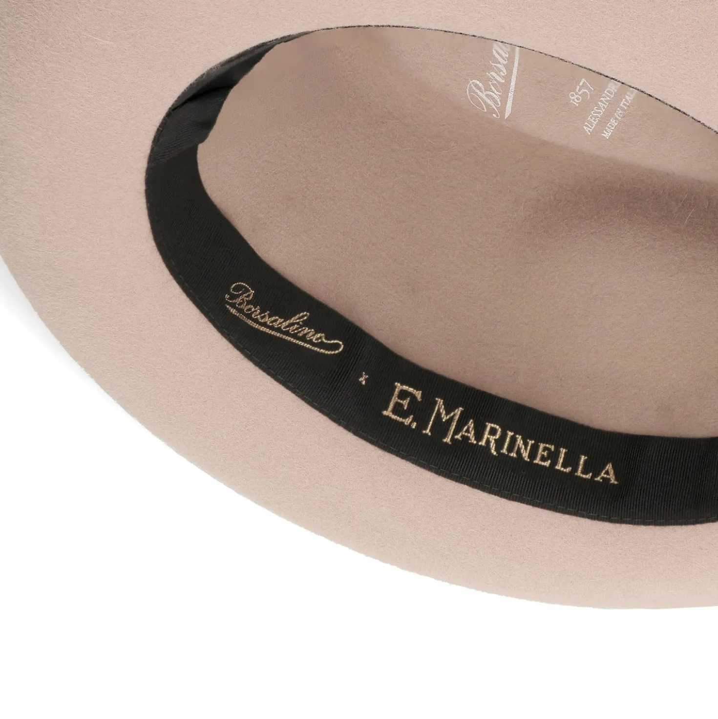 CAPPELLO MODELLO EUGENIO IN FELTRO BEIGE Con dettagli in seta bordeaux