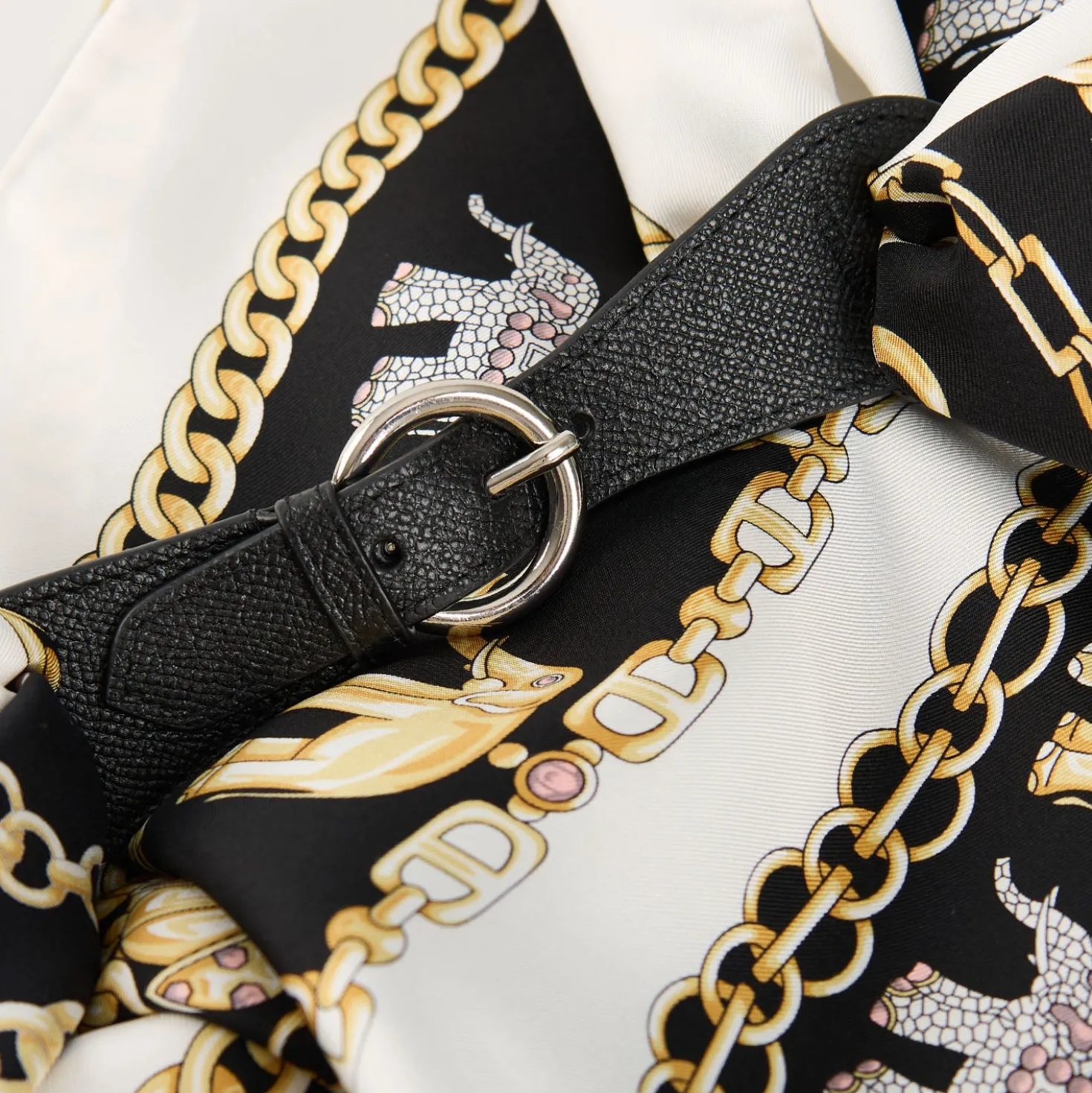 FERMAFOULARD IN PELLE NERO Con fibbia argentata