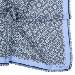 FOULARD IN LANA, CASHMERE E SETA 65 AZZURRO POLVERE Archivio inspiration 1985