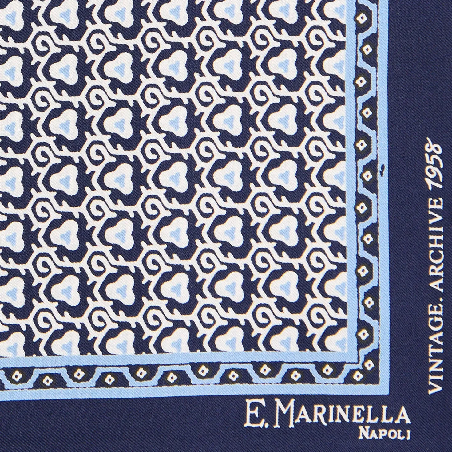 POCHETTE DA TASCHINO IN SETA STAMPATA A MANO BLU SCURO Fantasia archivio 1958