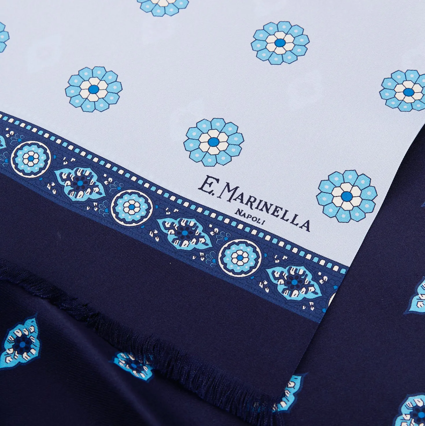 SCIARPA TUBOLARE AZZURRA IN SETA TWILL Geometric harmony