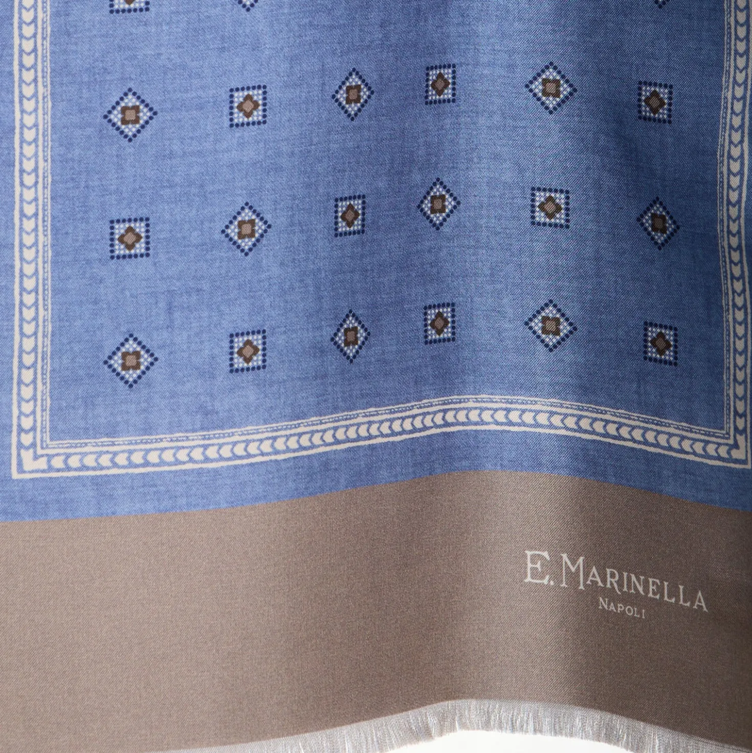 SCIARPA TUBOLARE AZZURRO POLVERE IN SETA TWILL Classic daisy
