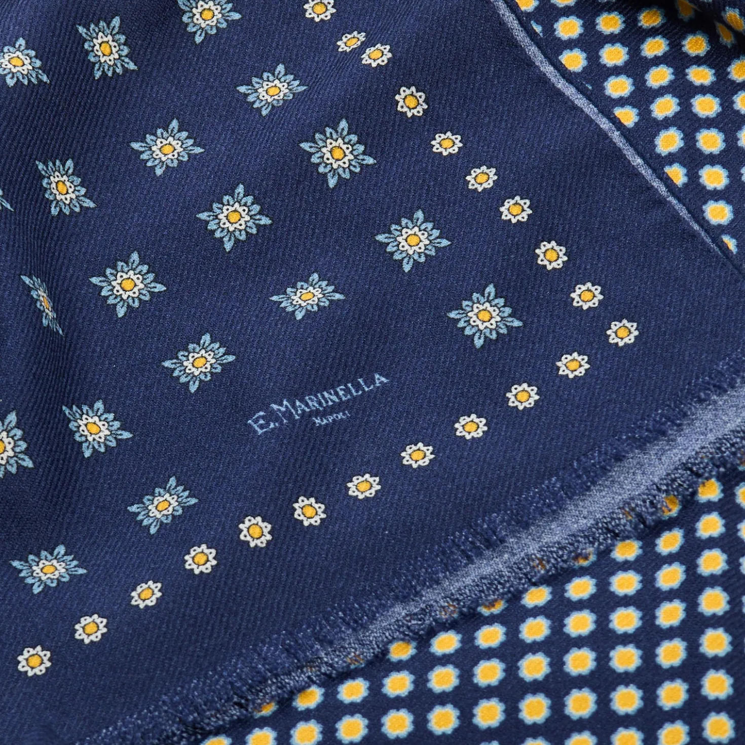STOLA BLU SCURO IN LANA Decorazioni floreali
